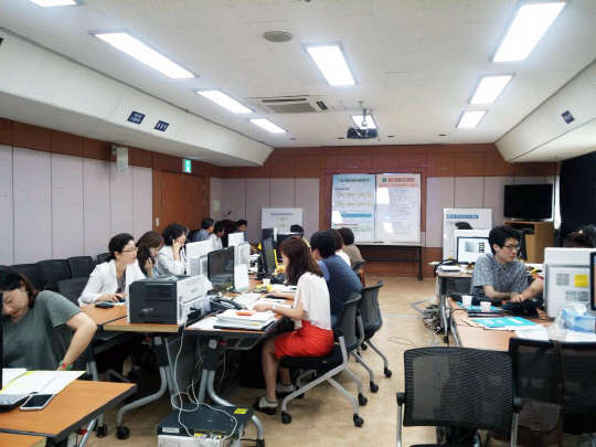 구로구가 관내 메르스 격리 해제자에 대해서도 모니터링 활동을 계속 펼친다. 일반적으로 메르스 증상의 잠복기는 14일. 하지만 구로구는 격리 해제 이후에도 증상이 발현될 수 있는 점을 고려해 지속적인 모니터링 활동을 이어나가기로 했다. 구로구메르스비상대책본부 모습. 구로구 제공